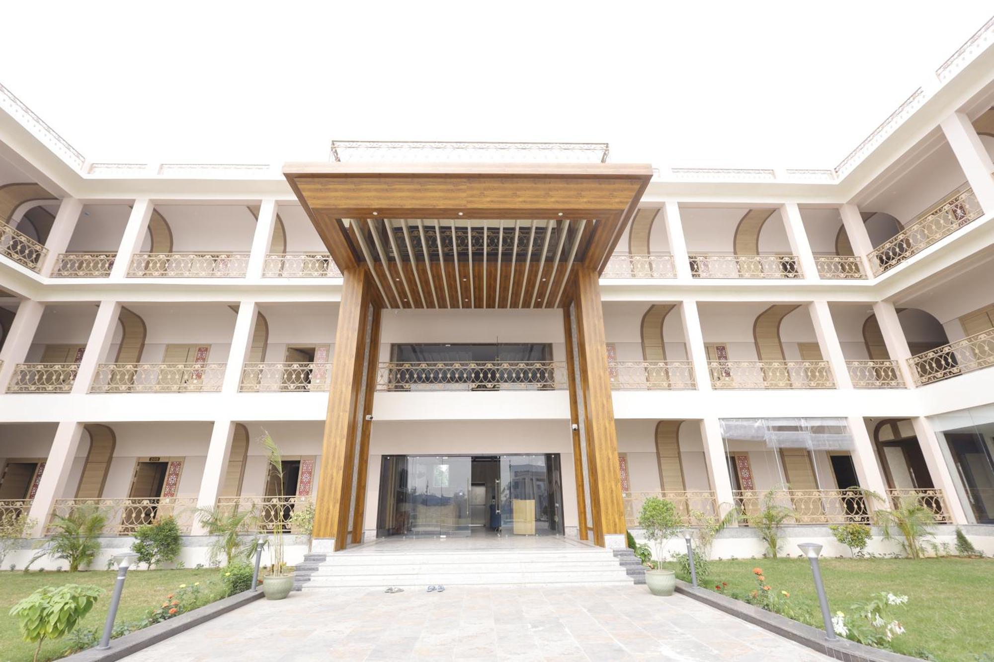 Nirvana Grand Hotel & Resort Gaya Exterior foto